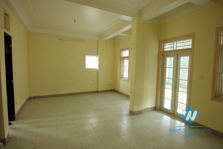 3 floors office for rent in Tayho area.